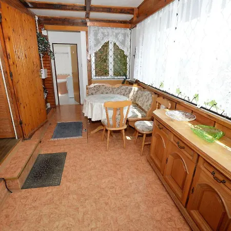 Susan 木屋 Bratrinov